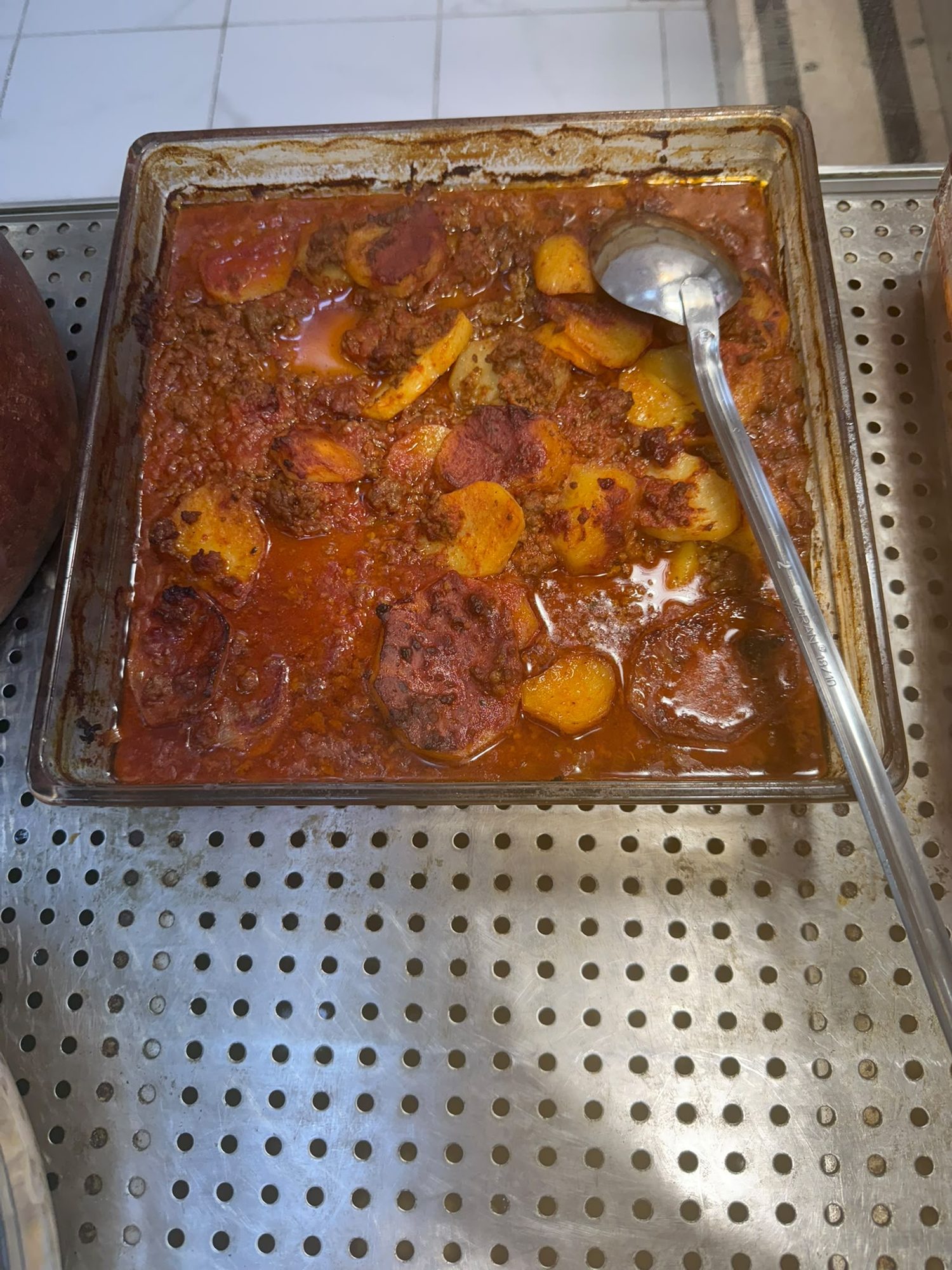 Nişantaşı'ndaki Nezaf Ev Yemekleri'nde günlük pişen kıymalı patates oturtma, sıcak tezgahta borcamıyla